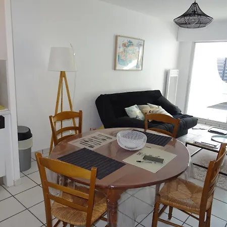 T2 Renove Avec Terrasse A 200m De La Plage, Proche Commerces - - Fr-1-92-814