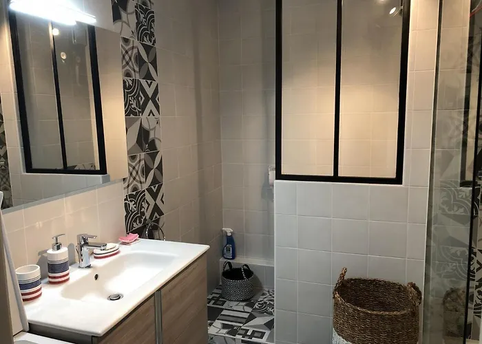 T2 Renove Avec Terrasse A 200m De La Plage, Proche Commerces - - Fr-1-92-814