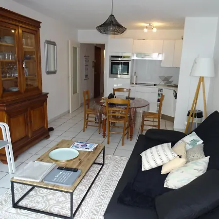 Apartment T2 Renove Avec Terrasse A 200m De La Plage, Proche Commerces - - Fr-1-92-814