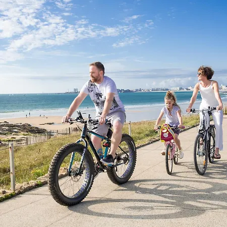 T2 Rénové Avec Terrasse à 200m De La Plage, Proche Commerces - - Fr-1-92-814 *