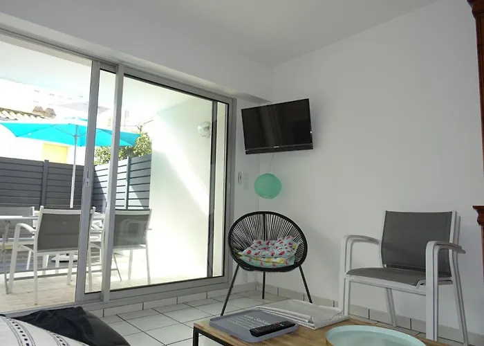 Apartment T2 Renove Avec Terrasse A 200m De La Plage, Proche Commerces - - Fr-1-92-814